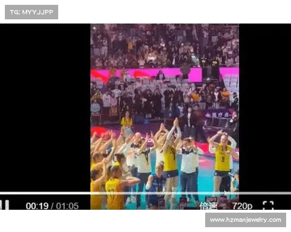 网球赛事激情四溢 球迷应援如何点燃赛场氛围与运动员斗志 网球赛事激情四溢 球迷应援如何点燃赛场氛围与运动员斗志